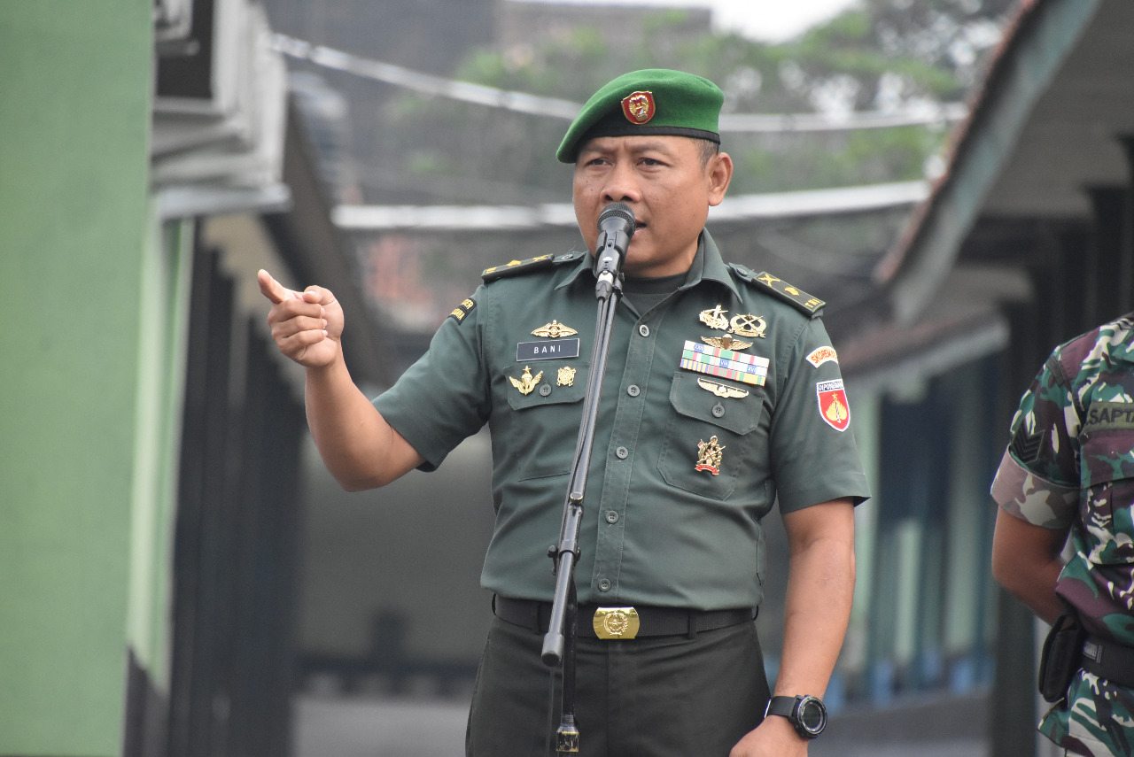 Apel Pagi, Mayor Inf Bani Cek Absensi Melalui Aplikasi E- Presensi Korem 073/Makutarama 